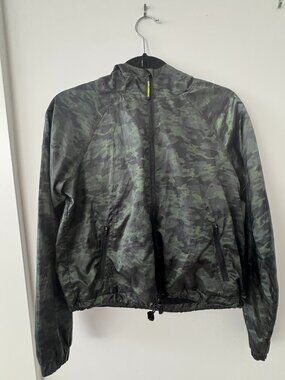 ✨ Good American Camo Cropped Jacket – Size 1 (Small/Medium)